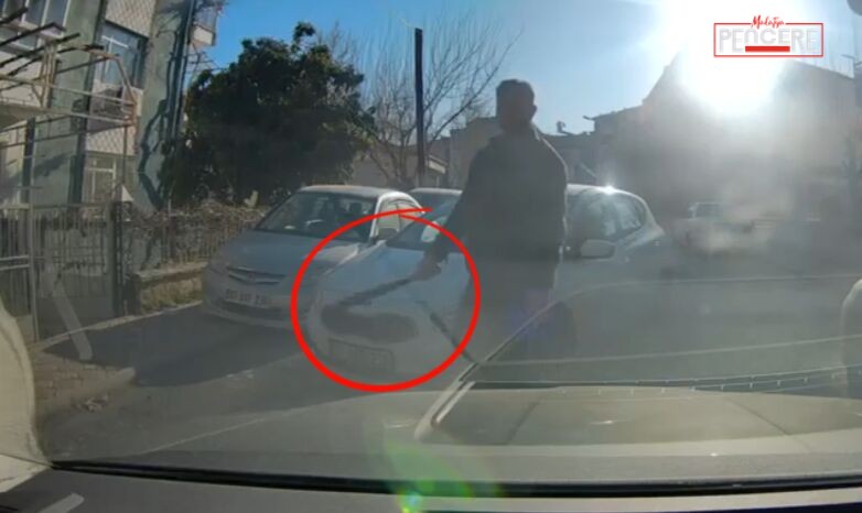 Malatya’da sabah saatlerinde yaşanan yol tartışması araç güvenlik kamerasına yansıdı.