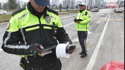 Malatya’da Ramazan Bayramı süresince trafik yoğunluğuna karşı denetimler artırıldı. Ekipler,