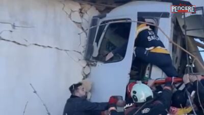 Malatya’nın Battalgazi ilçesinde freni patlayan kamyon kontrolden çıkarak tek katlı