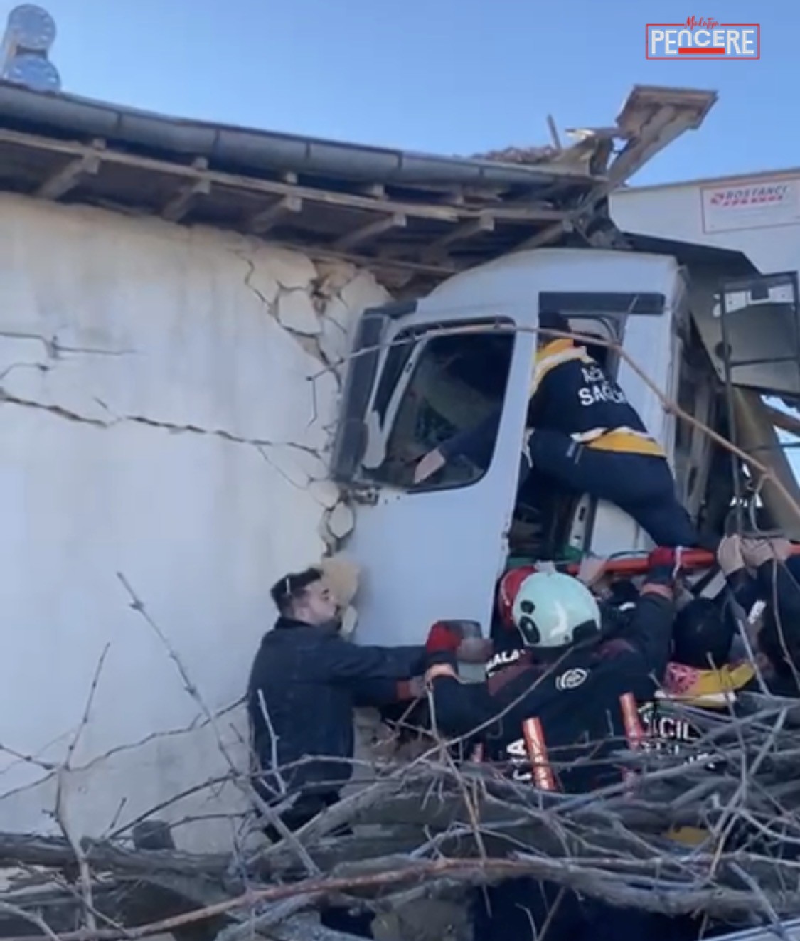 Malatya’nın Battalgazi ilçesinde freni patlayan kamyon kontrolden çıkarak tek katlı