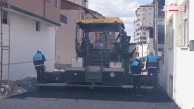 Battalgazi’de Asfalt Seferberliği: Selçuklu Mahallesi Modern Görünümüne Kavuşuyor Battalgazi Belediyesi, hava sıcaklıklarının artmasıyla birlikte ilçe genelindeki yol yenileme