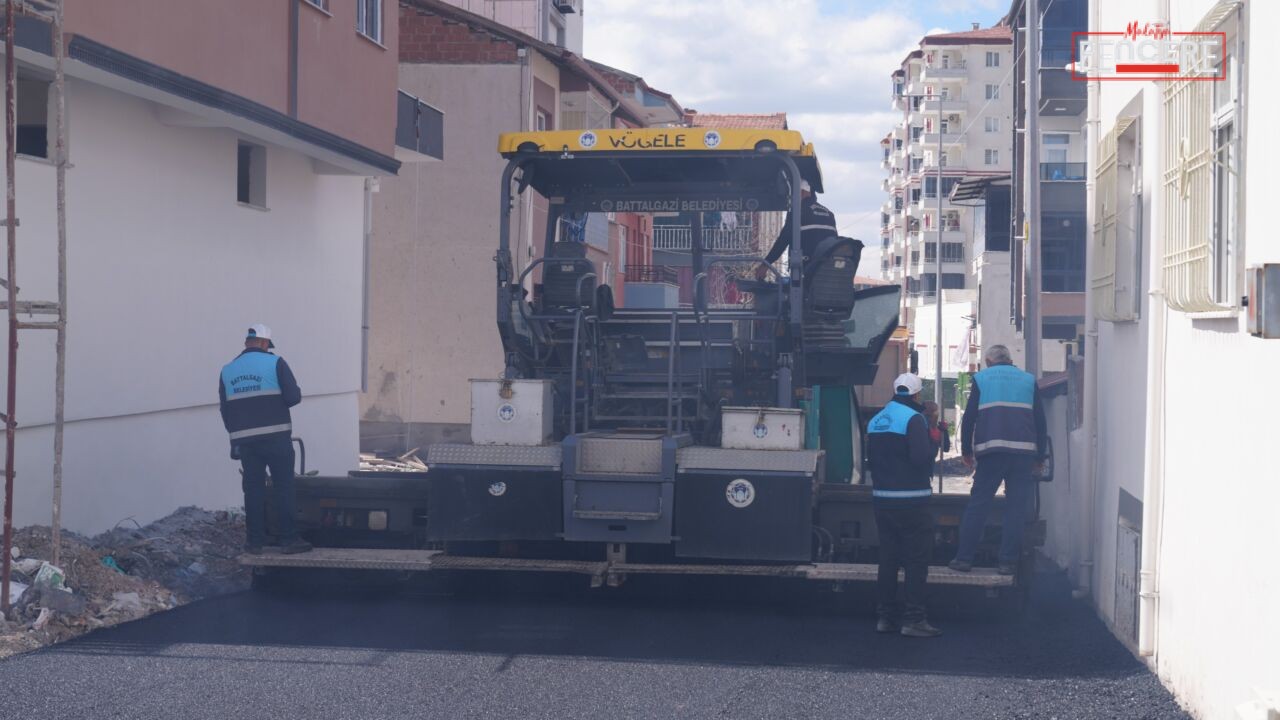 Battalgazi Belediyesi, hava sıcaklıklarının artmasıyla birlikte ilçe genelindeki yol yenileme