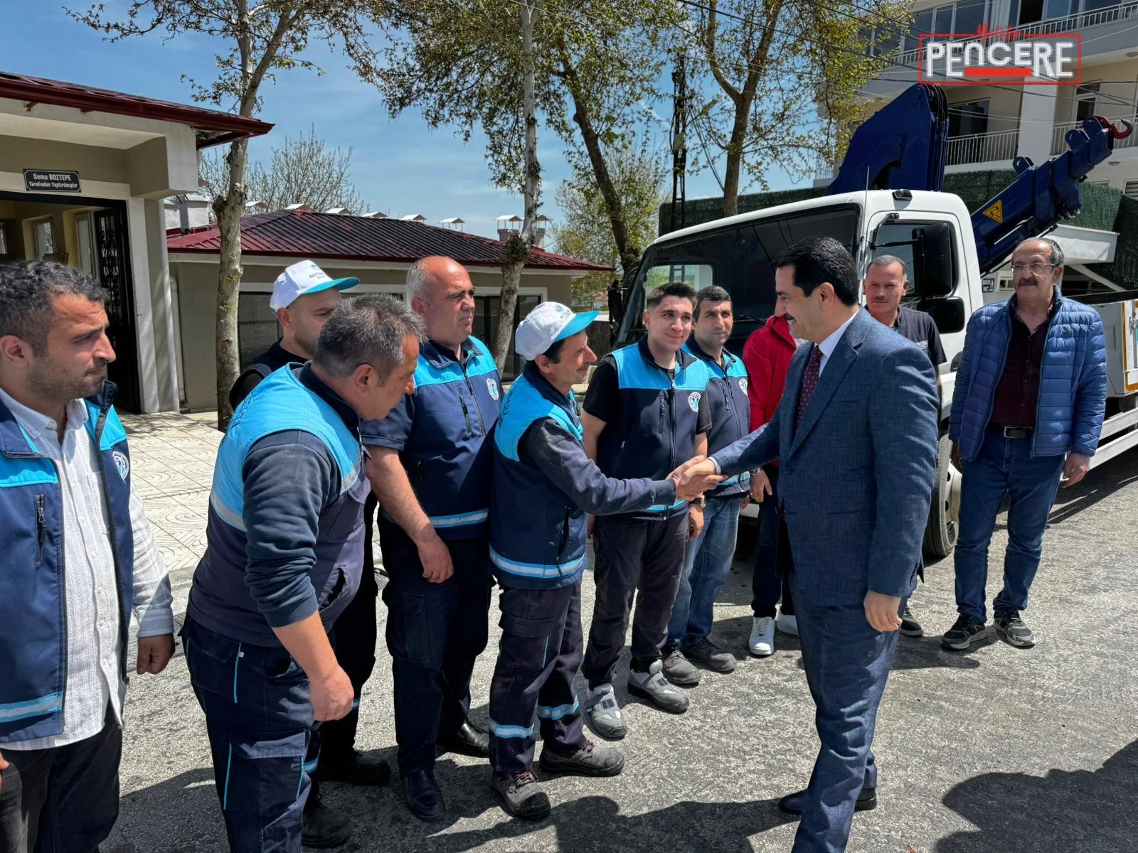 Bayram Taşkın, taziye hizmetlerinin yürütüldüğü merkezde incelemelerde bulunarak, mahallelere kalıcı
