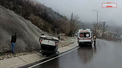 Malatya’nın Doğanşehir ilçesinde meydana gelen trafik kazasında kontrolden çıkan otomobil