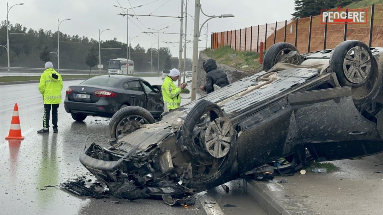 Malatya’da iki otomobilin kafa kafaya çarpıştığı kazada araçlar adeta hurdaya
