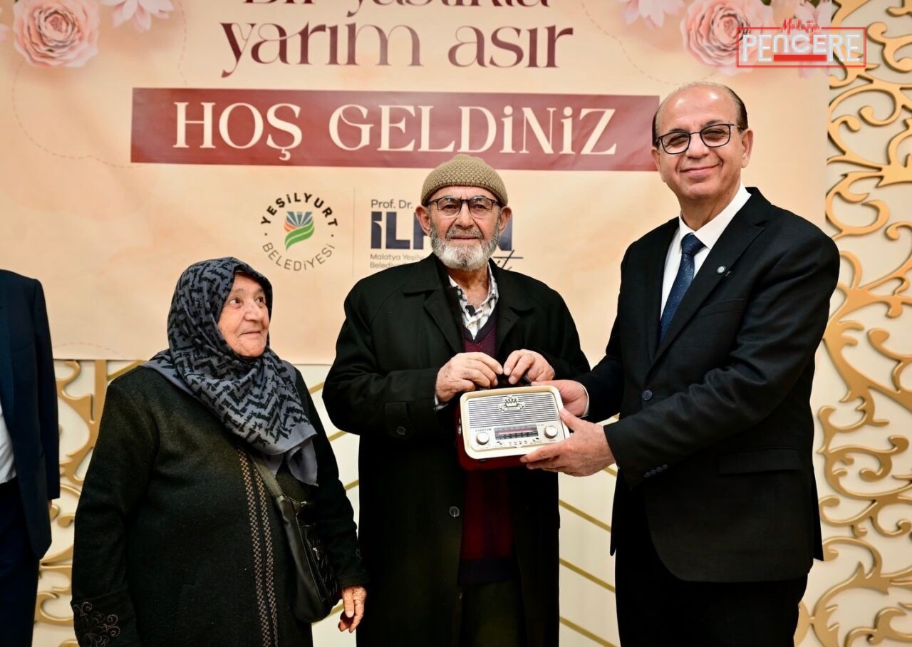 Yeşilyurt Belediyesi tarafından düzenlenen “Bir Yastıkta Yarım Asır” programı, evliliklerinde