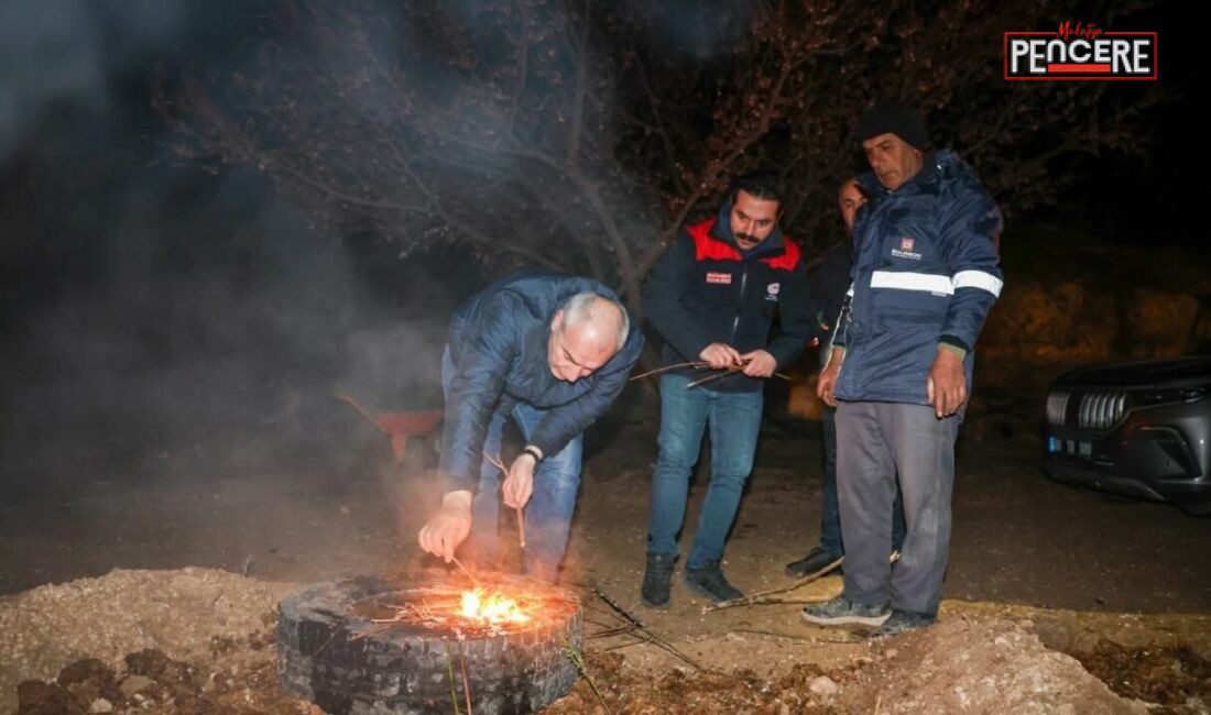 Malatya’da etkili olan zirai don riski nedeniyle kayısı üreticileri bahçelerinde