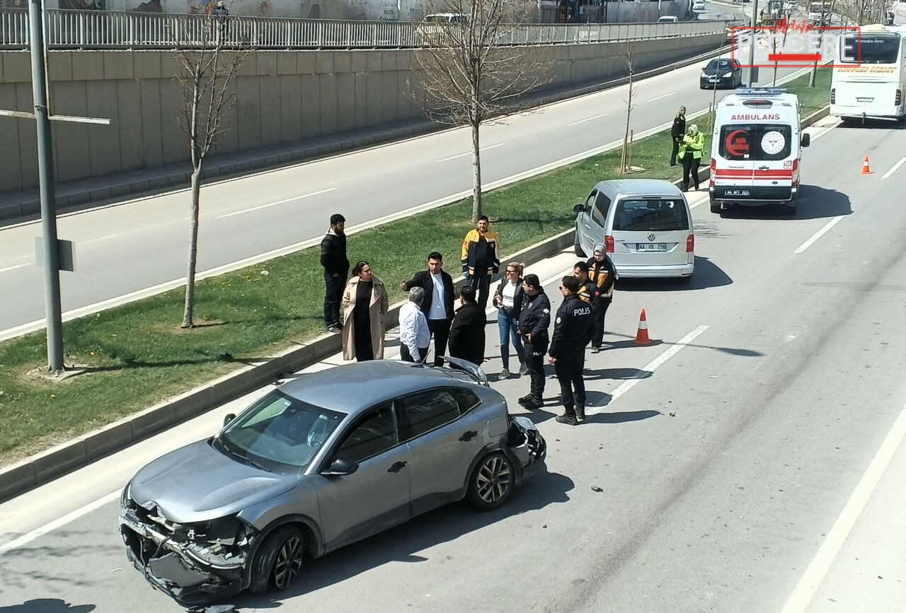 Malatya’da çevreyolunda şehirlerarası yolcu otobüsü ile otomobilin çarpıştığı kazada can