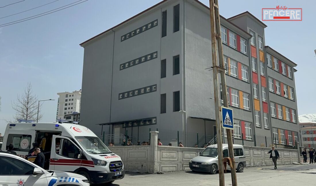 Malatya'nın Yeşilyurt ilçesinde lise öğrencileri arasında çıkan bıçaklı kavgada 4