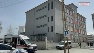 Malatya’da Okul Çıkışı Kavga: 4 Öğrenci Bıçakla Yaralandı Malatya'nın Yeşilyurt ilçesinde lise öğrencileri arasında çıkan bıçaklı kavgada 4
