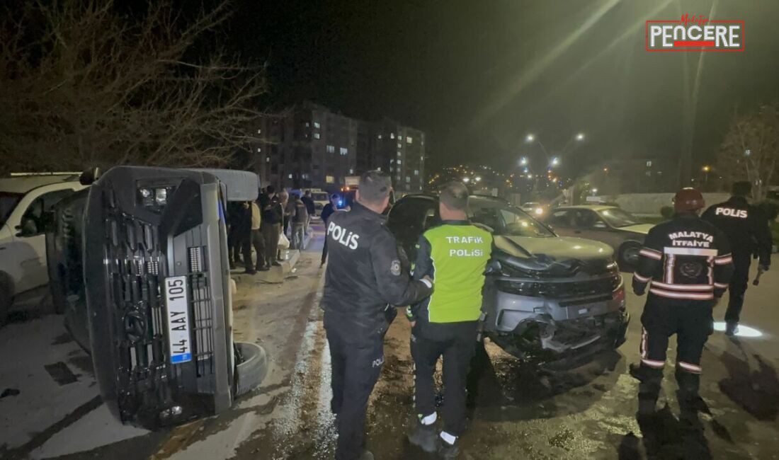 Malatya’nın Battalgazi ilçesinde iki otomobilin kavşakta kafa kafaya çarpıştığı kazada