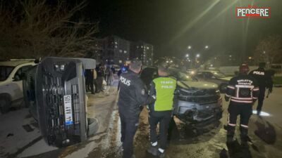 Malatya’nın Battalgazi ilçesinde iki otomobilin kavşakta kafa kafaya çarpıştığı kazada