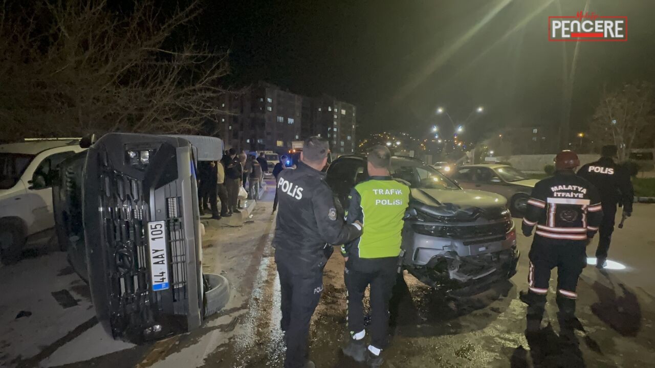Malatya’nın Battalgazi ilçesinde iki otomobilin kavşakta kafa kafaya çarpıştığı kazada