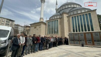 Malatya’da Okul Saldırıları İçin Gıyabi Cenaze Namazı Malatya’da Cuma namazı sonrası düzenlenen gıyabi cenaze namazında, Kahramanmaraş’ta eğitim
