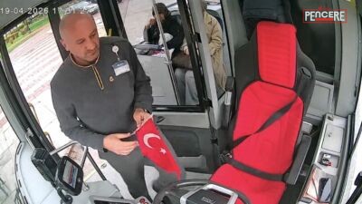 Malatya’da Gururlandıran Hareket: Bayrağı Yerde Bırakmadı! Malatya’da MOTAŞ bünyesinde görev yapan otobüs şoförü Şenkan Arıkan, sefer