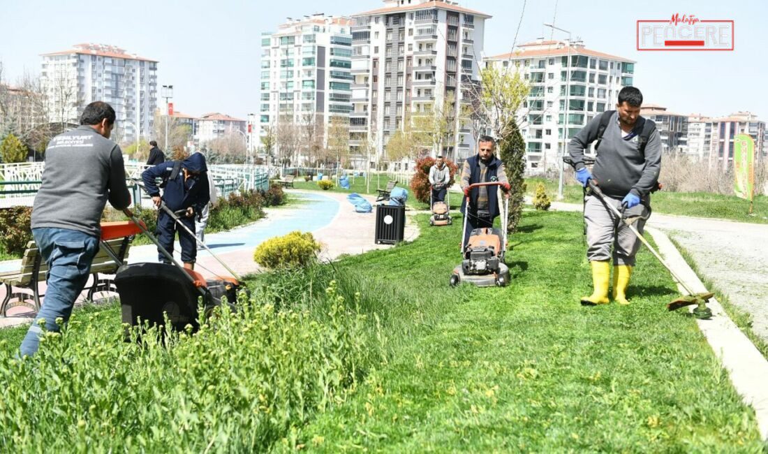 Malatya’nın Yeşilyurt ilçesinde, yaz aylarının yaklaşmasıyla birlikte park, bahçe ve