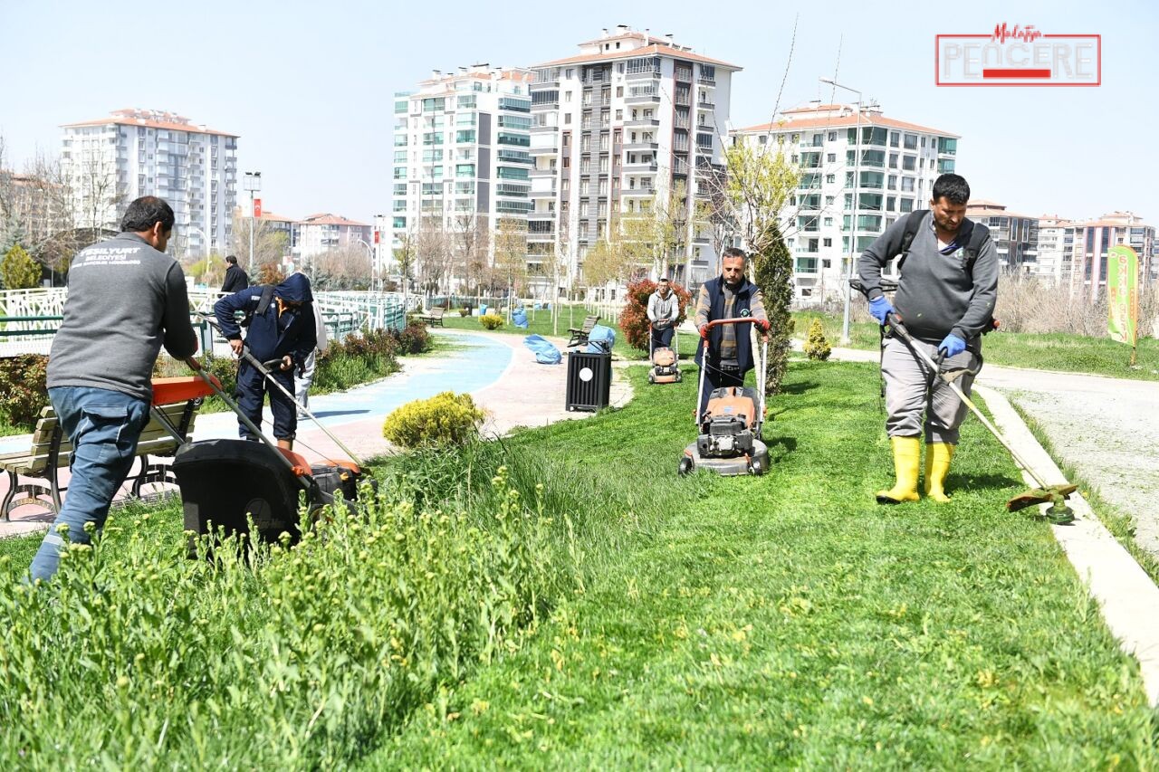 Malatya’nın Yeşilyurt ilçesinde, yaz aylarının yaklaşmasıyla birlikte park, bahçe ve