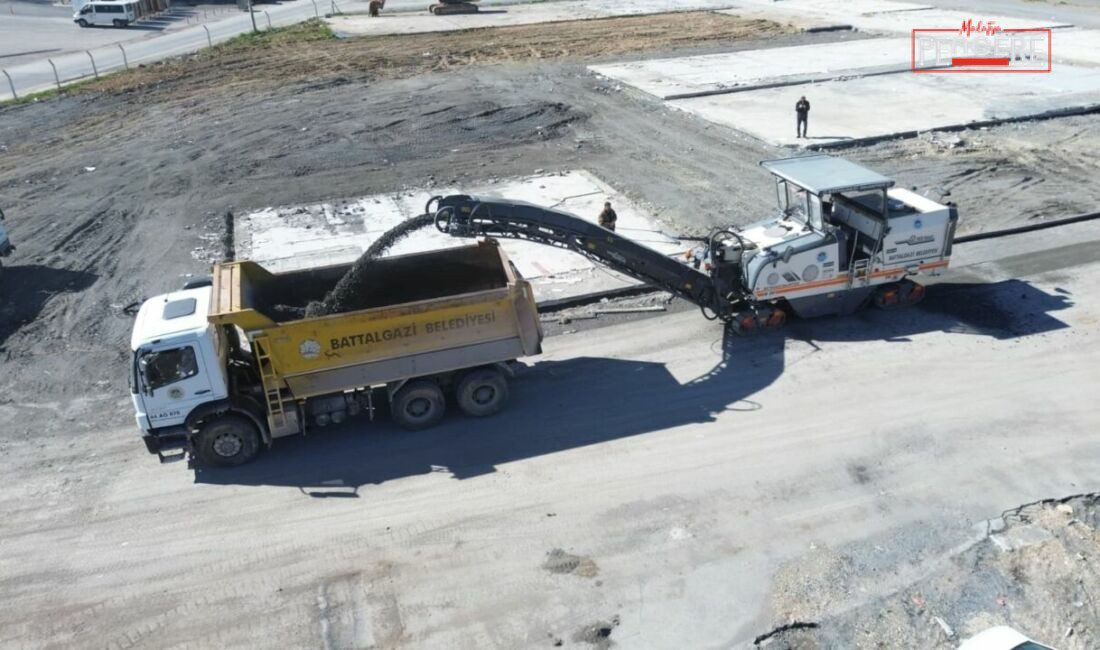 Malatya’nın Battalgazi ilçesinde, deprem sonrası kurulan konteyner kent alanında sökülen