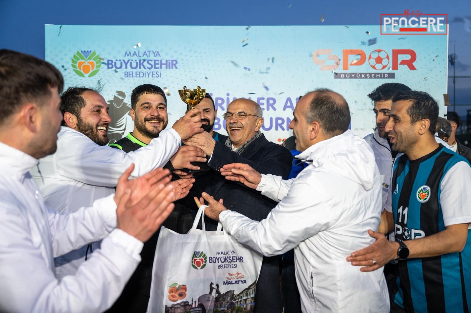 Malatya Büyükşehir Belediyesi’nin düzenlediği kurumlar arası futbol turnuvasında finalde Gençlik