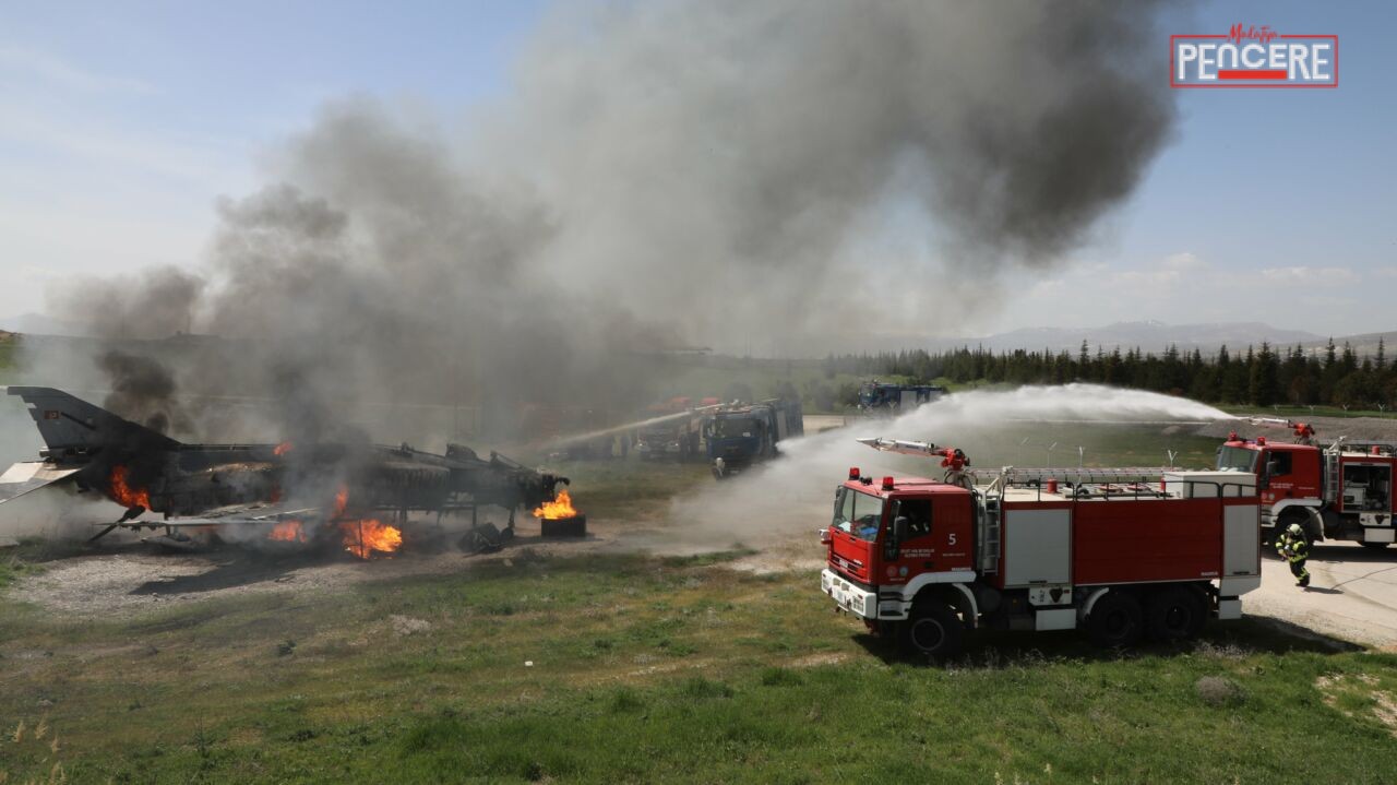 Malatya’da askeri ve sivil ekiplerin katılımıyla gerçekleştirilen "Uçak Yangınına Müdahale