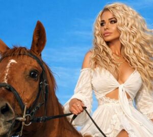 “Dokun Bana” isimli şarkısıyla Türkiye müzik piyasasına iddialı bir giriş