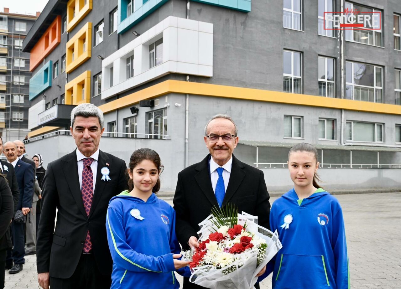 Malatya’da İnönü Ortaokulu’nda düzenlenen “En İyi Narkotik Polisi: Anne” eğitim
