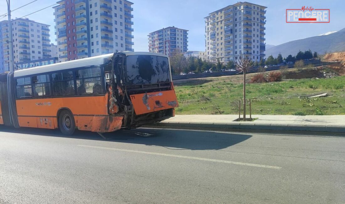 Malatya’da çevre yolu üzerinde yolcu alan belediye otobüsüne hafriyat kamyonunun
