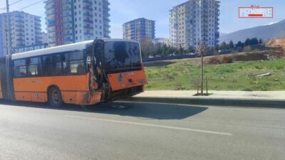 Bu Duraklar Neye Göre Yapılıyor? Trafik mi Akacak, Facia mı Olacak? Malatya’da çevre yolu üzerinde yolcu alan belediye otobüsüne hafriyat kamyonunun
