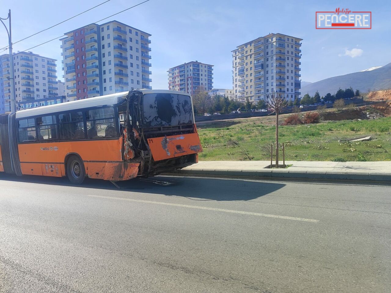 Malatya’da çevre yolu üzerinde yolcu alan belediye otobüsüne hafriyat kamyonunun