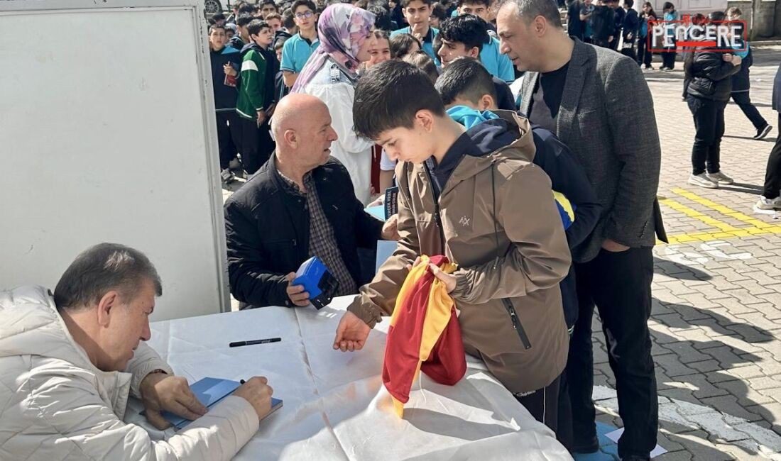 Türk futbolunun unutulmaz isimlerinden Tanju Çolak, Malatya’da öğrencilerle bir araya