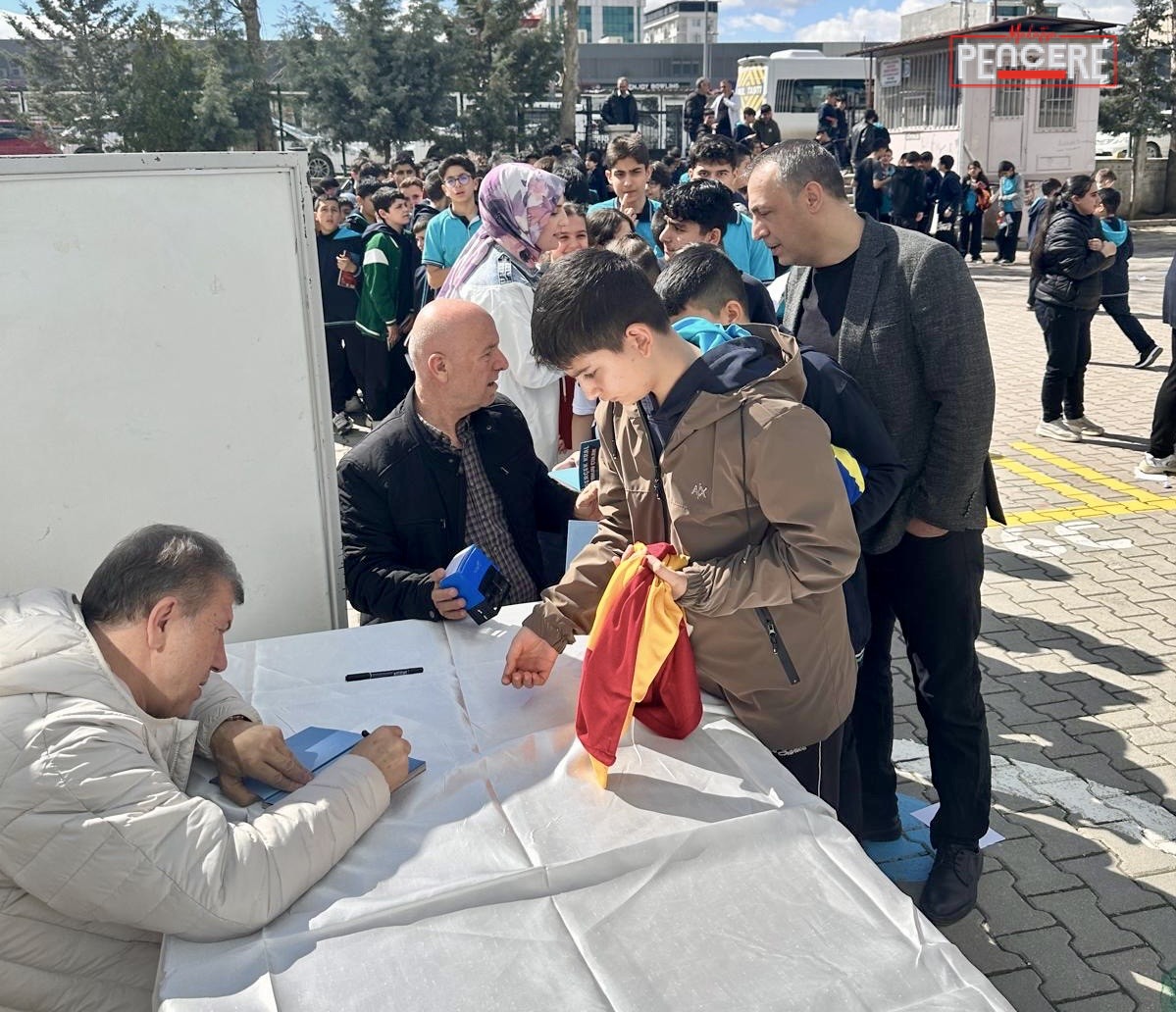 Türk futbolunun unutulmaz isimlerinden Tanju Çolak, Malatya’da öğrencilerle bir araya