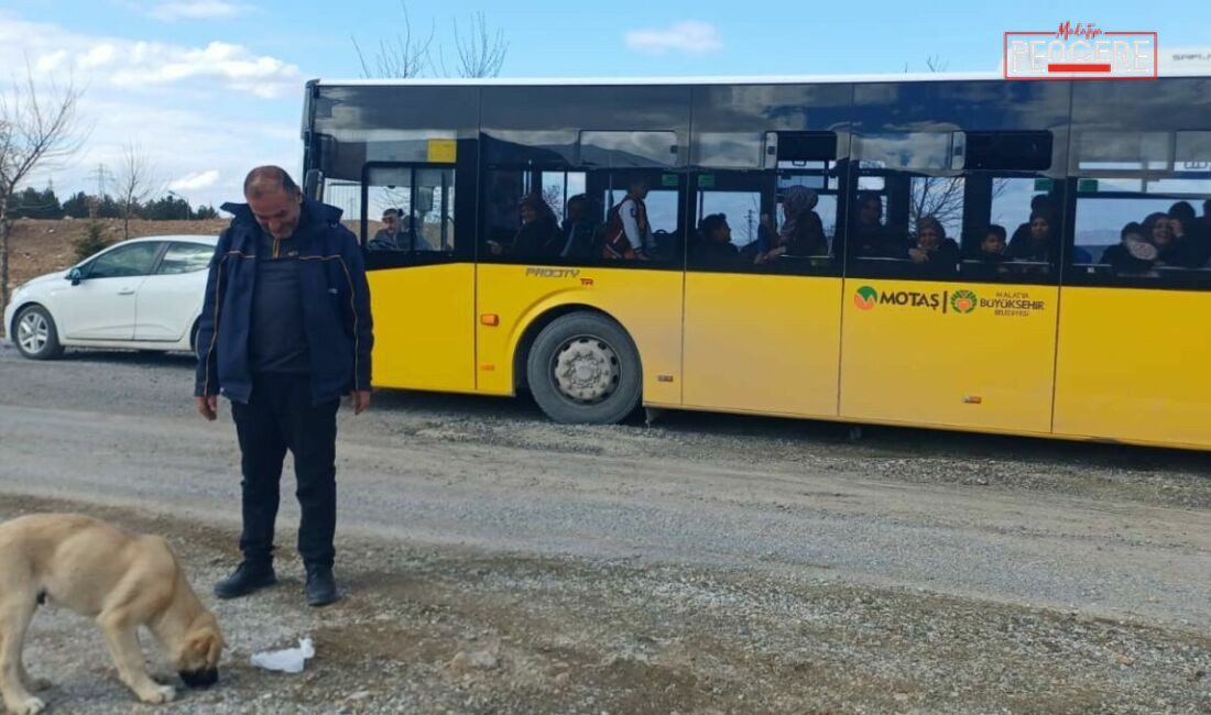 İnönü Üniversitesi yerleşkesinde düzenlenen ağaç dikimi etkinliği sırasında ayağı aksayan