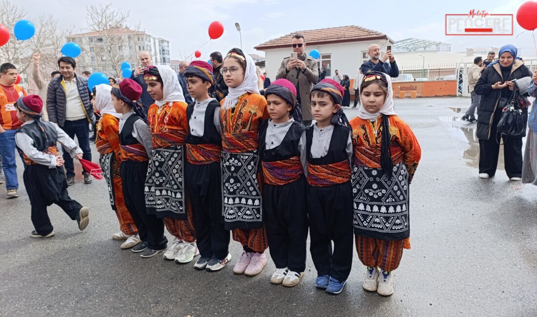 Malatya’da düzenlenen programda özel gereksinimli öğrencilerin sahne performansları renkli görüntülere
