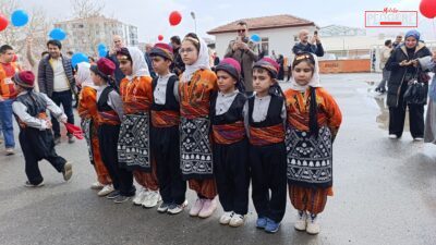 Malatya’da düzenlenen programda özel gereksinimli öğrencilerin sahne performansları renkli görüntülere
