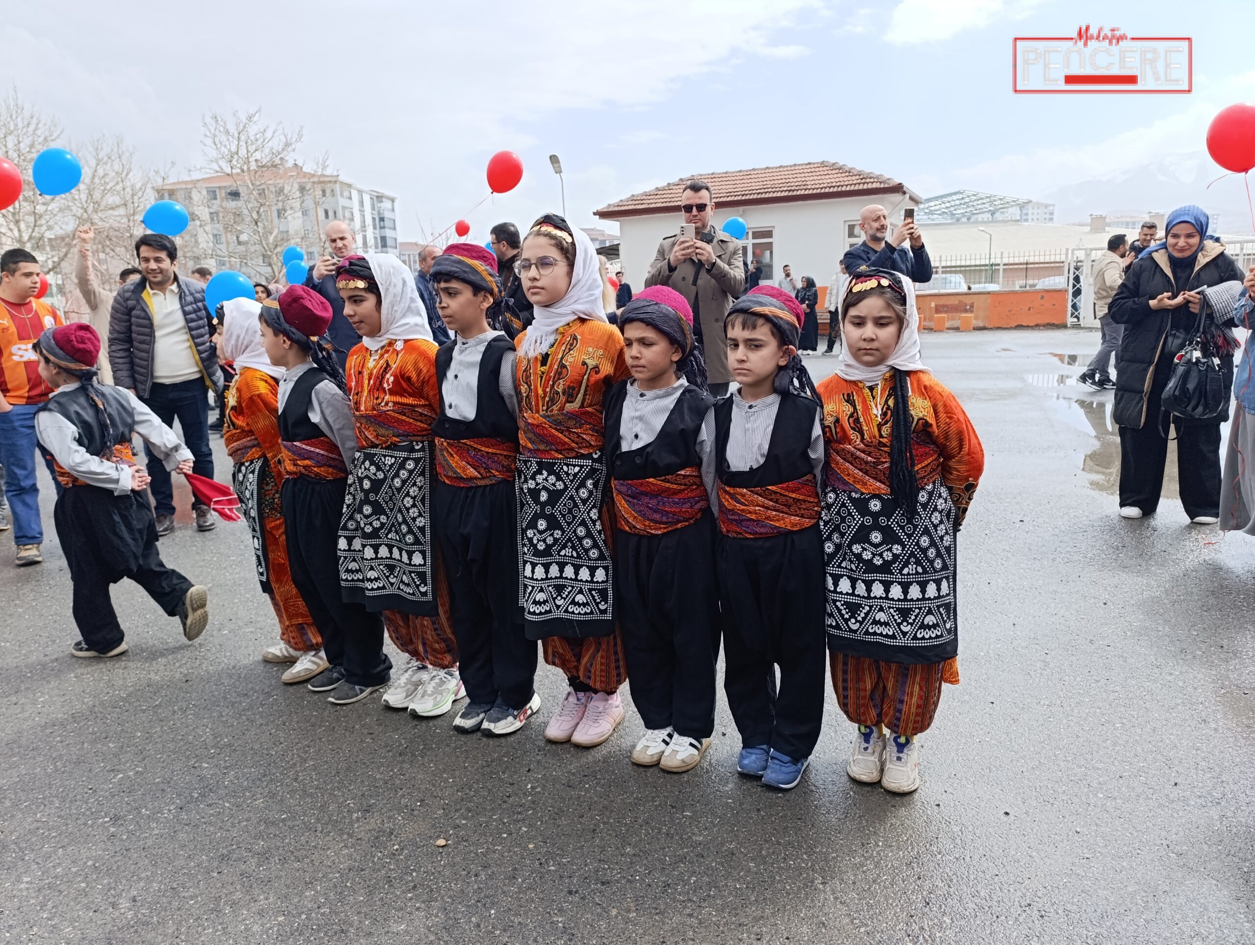 Malatya’da düzenlenen programda özel gereksinimli öğrencilerin sahne performansları renkli görüntülere