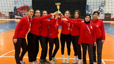 Kars’taki turnuvada Malatyalı kızlar şampiyonluk kupasını kazandı
