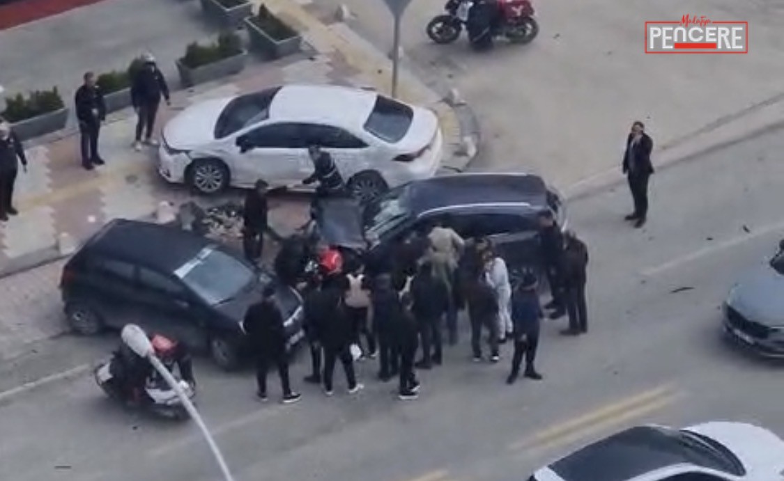 Yeşilyurt’ta kontrolden çıkan otomobilin park halindeki 3 araca çarpması sonucu