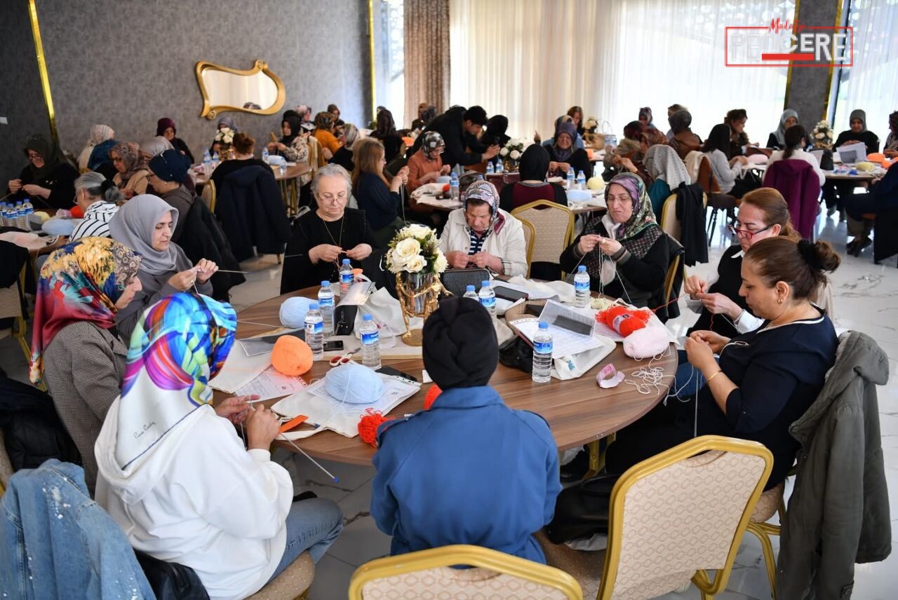 Malatya’nın Yeşilyurt ilçesinde düzenlenen örgü yarışmasında 90 kadın, 40 dakika