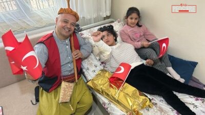 Malatya’da tiyatro sanatçısı Ömer Konakçı, 23 Nisan’da evlerinden çıkamayan özel