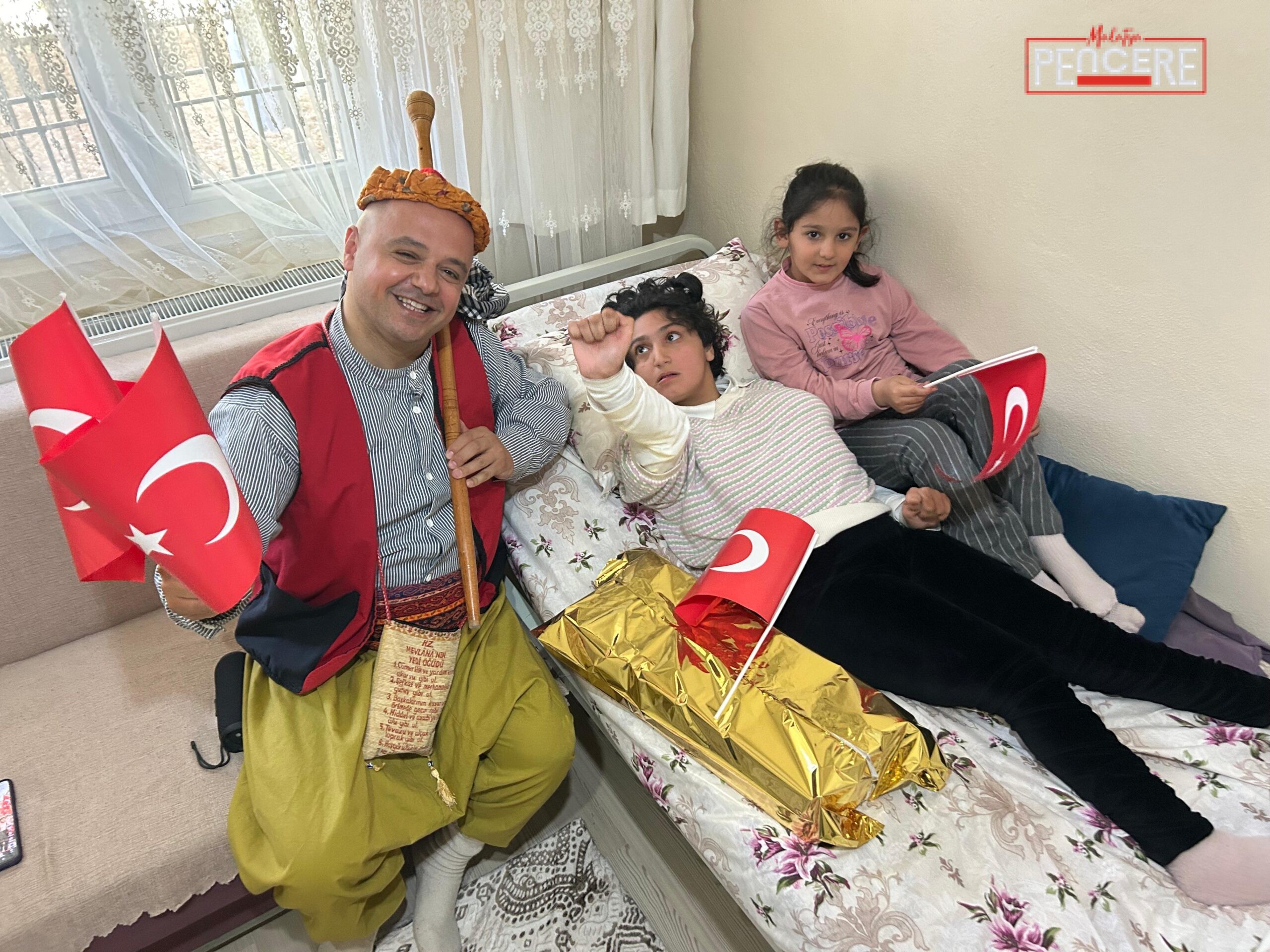 Malatya’da tiyatro sanatçısı Ömer Konakçı, 23 Nisan’da evlerinden çıkamayan özel