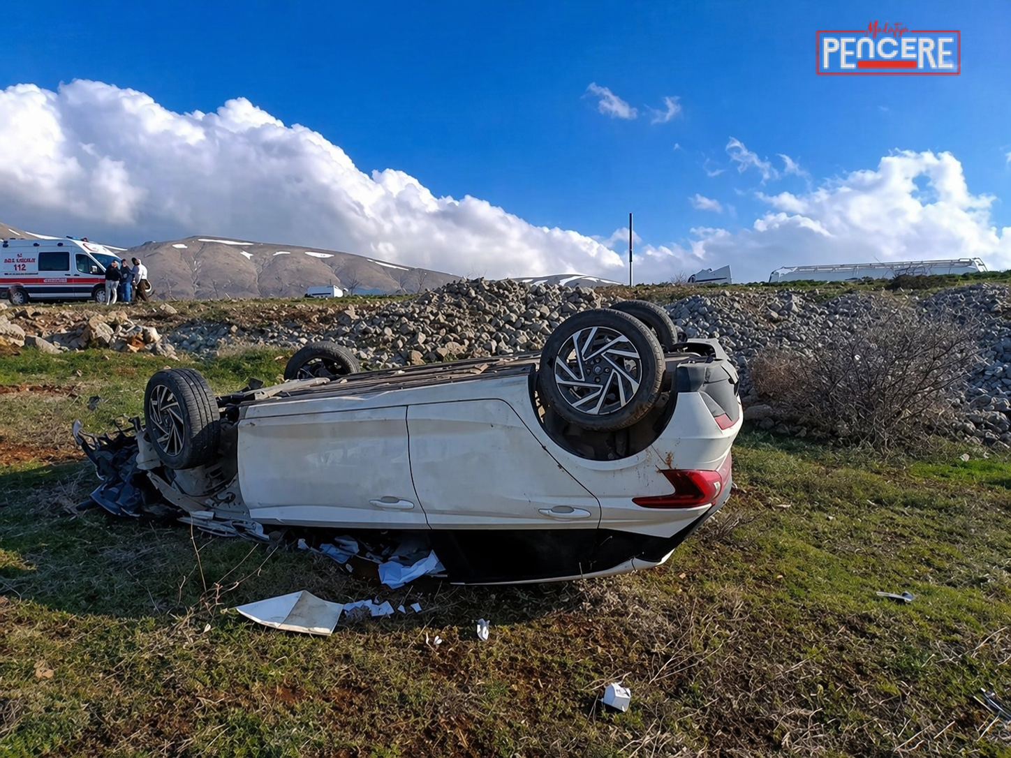 Malatya’nın Doğanşehir ilçesinde kontrolden çıkarak şarampole devrilen otomobilin sürücüsü yaralandı.
