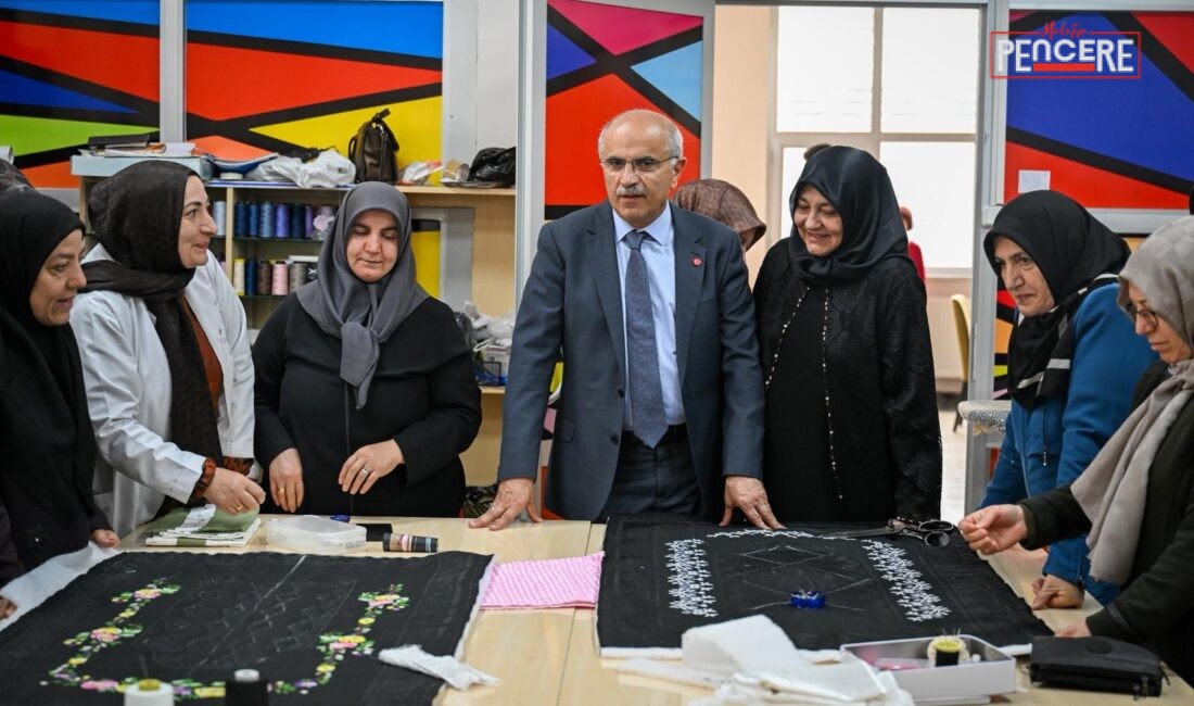Malatya Büyükşehir Belediye Başkanı Sami Er, belediye kurslarında kadınlar tarafından