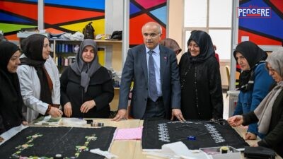 Malatya Büyükşehir Belediye Başkanı Sami Er, belediye kurslarında kadınlar tarafından