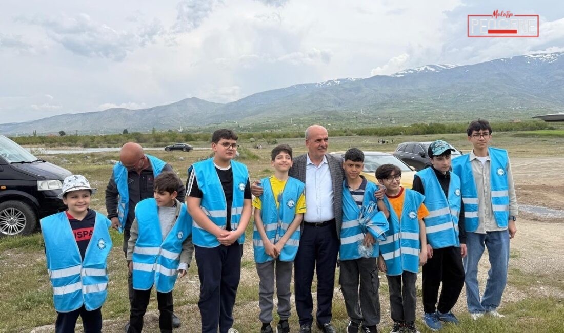 Malatya’nın Kale ilçesinde düzenlenen çevre etkinliğinde kıyı şeridi temizlenerek doğa