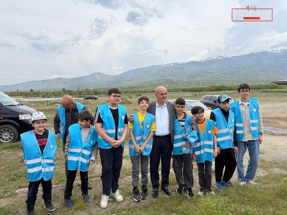 Malatya’nın Kale ilçesinde düzenlenen çevre etkinliğinde kıyı şeridi temizlenerek doğa