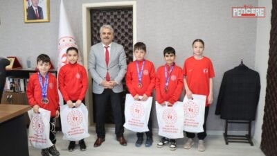 Amasya’da düzenlenen Türkiye Badminton Şampiyonası’nda derece elde eden Malatyalı sporcular,