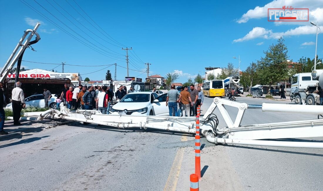 Malatya’nın Battalgazi ilçesinde kentsel dönüşüm inşaatında beton pompasının devrilmesi paniğe