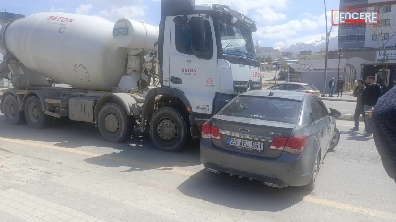 Malatya’da İsmet Paşa Caddesi yakınlarında meydana gelen trafik kazasında tırın