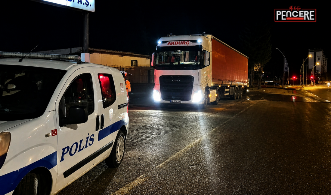 Malatya'nın Darende ilçesinde yolun karşısına geçmeye çalışırken tırın çarptığı 58
