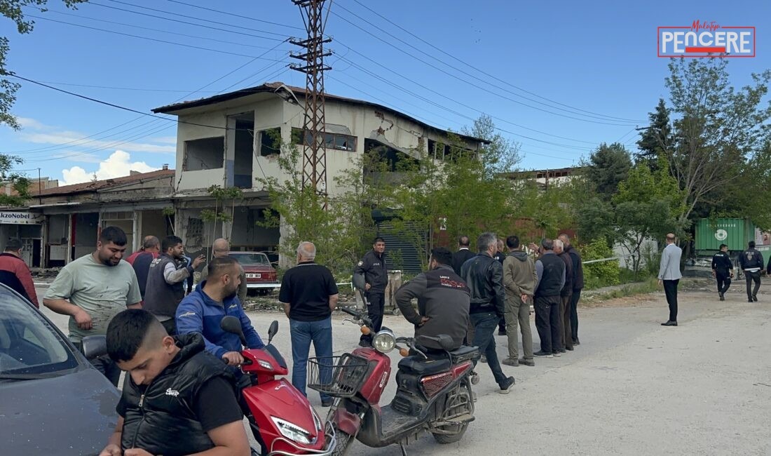 Malatya’da yıkımların sürdüğü sanayi sitesinde boşaltılan 2 katlı bir işyerinde,